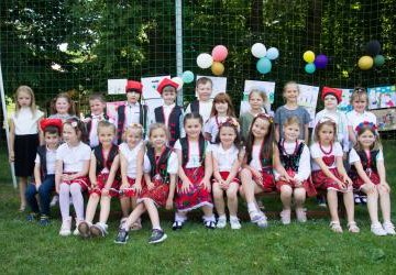 Grupowe zdjęcie uczestników pikniku.