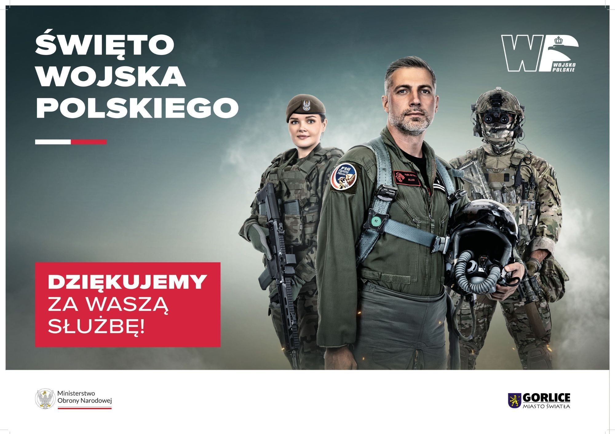 Trzech żołnierzy stoi w mundurach w tle napis Święto Wojska Polskiego.