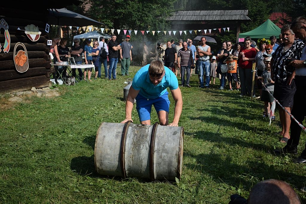 Pan toczy beczkę w zagrodzie maziarskiej.