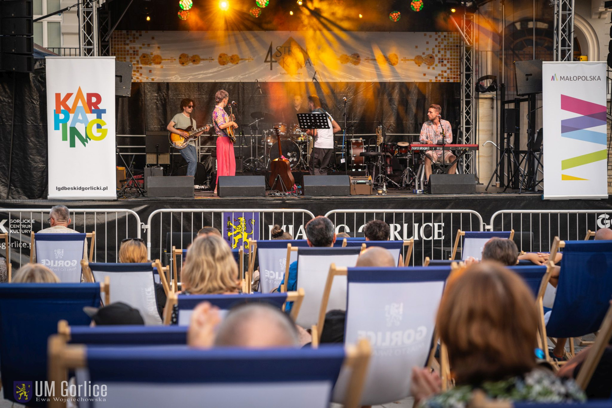 Folkowy koncert na scenie na gorlickim Rynku.