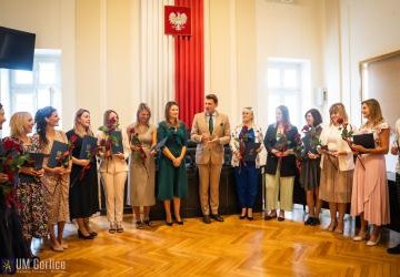 Burmistrz wręczył awanse zawodowe dla nauczycieli