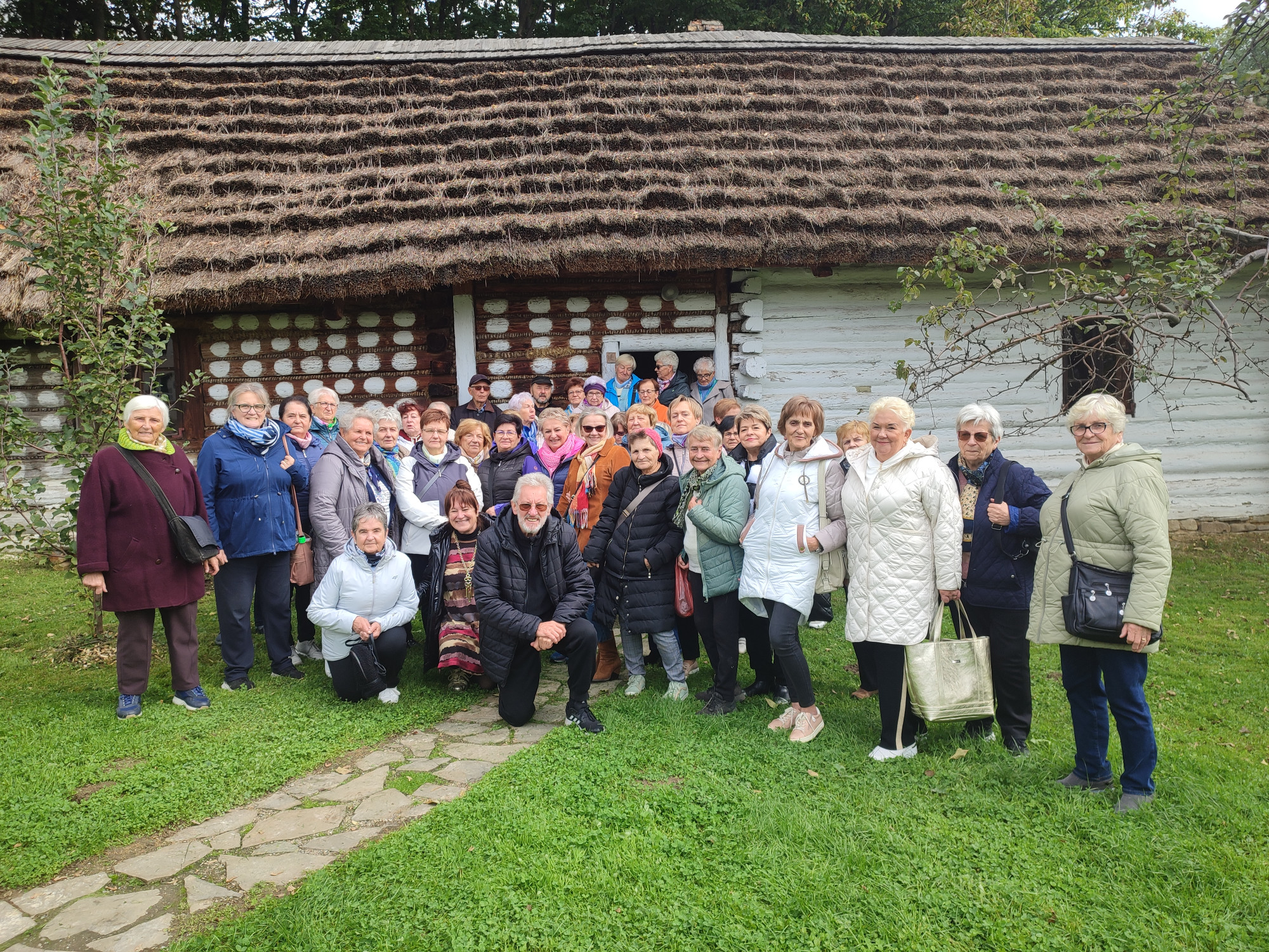Seniorzy w Skansenie Wsi Pogórzańskiej w Szymbarku