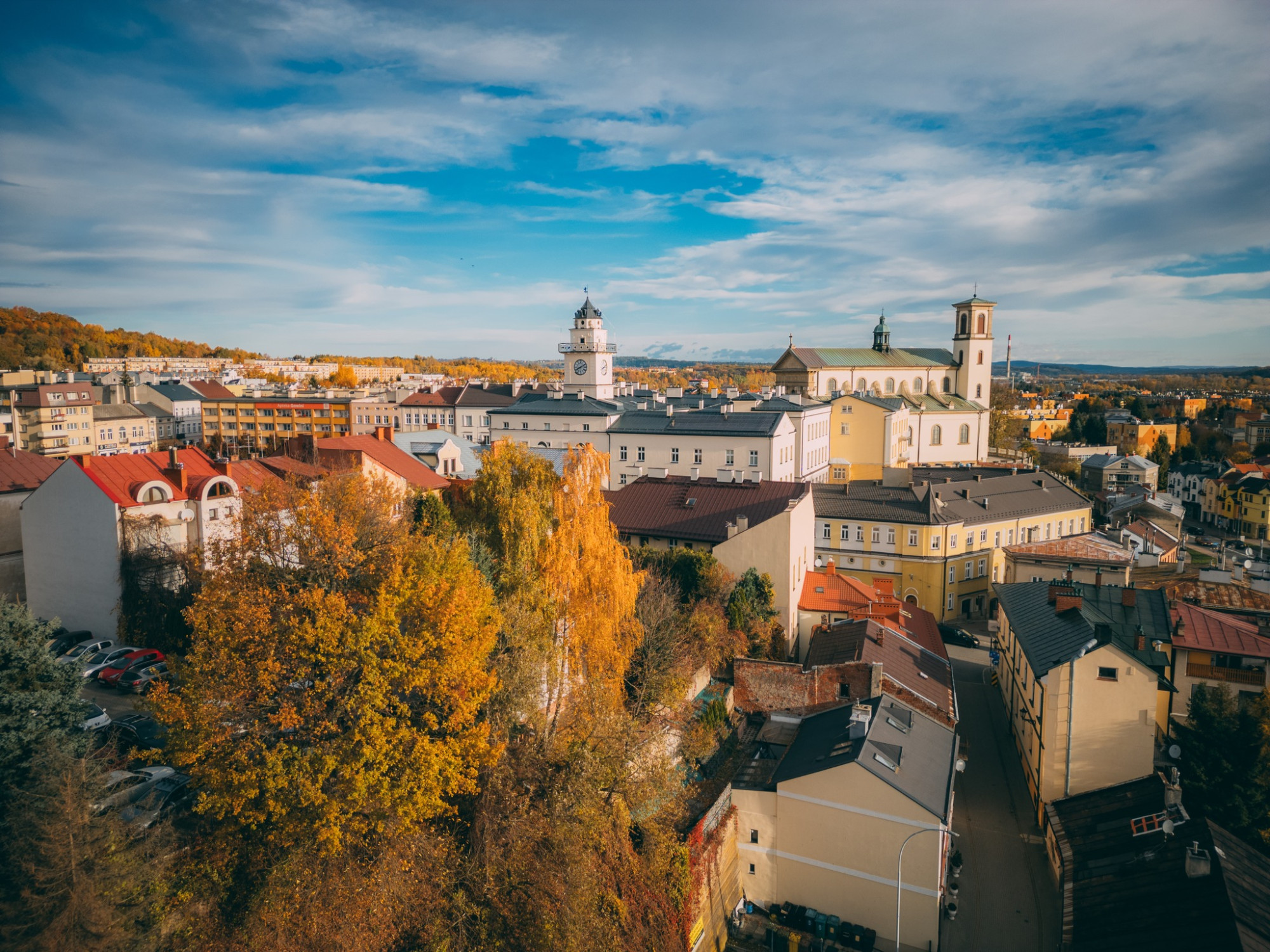 Jesienne zdjęcie Gorlic - w tle ratusz.