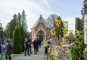 Cmentarz parafialny w Gorlicach - kaplica Miłkowskich na pierwszym planie.