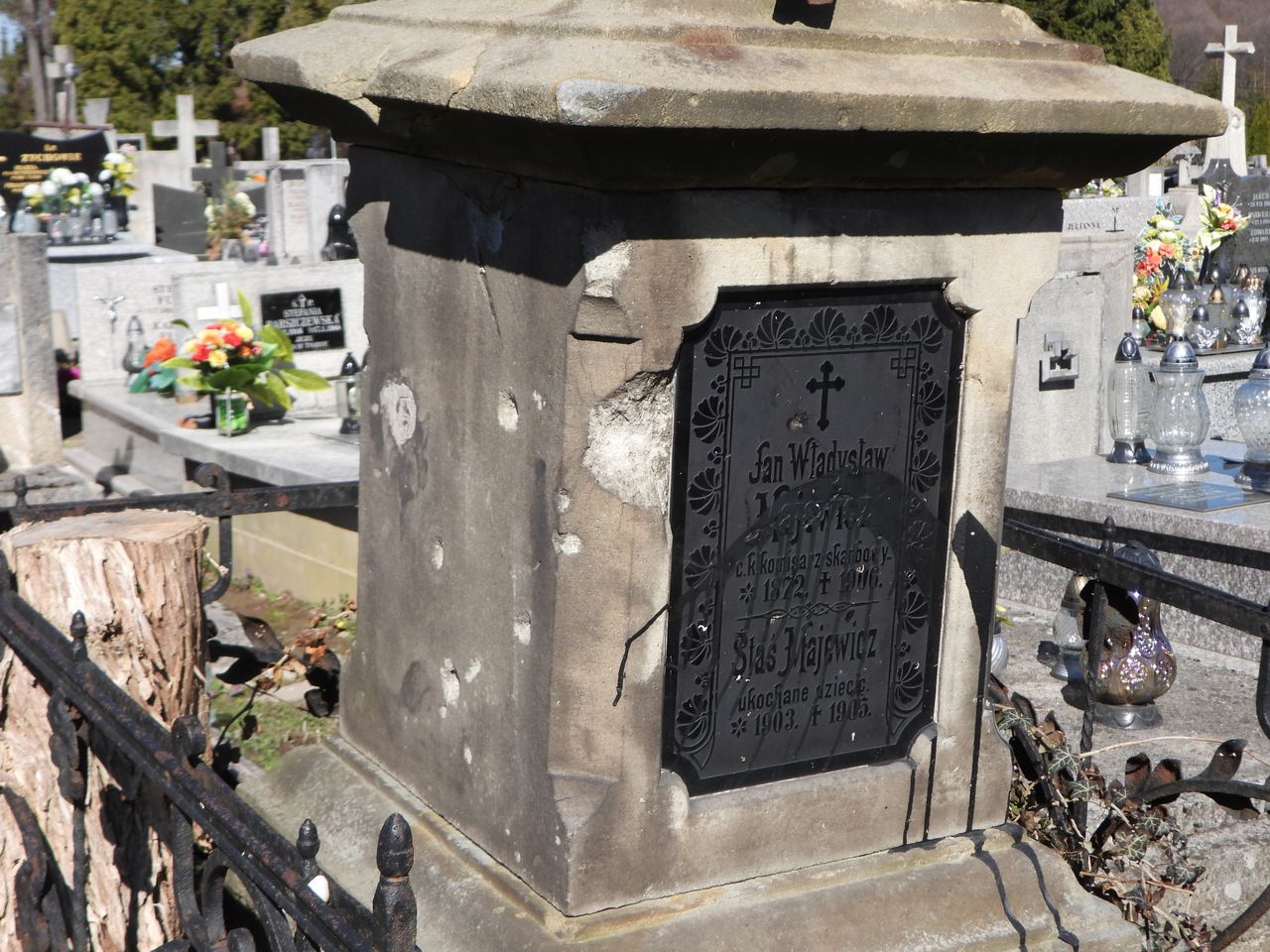 Nagrobek do renowacji.