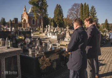 Włodarze Miasta na Cmentarzu Parafialnym w Gorlicach.
