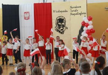 Patriotyczne uroczystości w sali gimastycznej MZS nr 5.