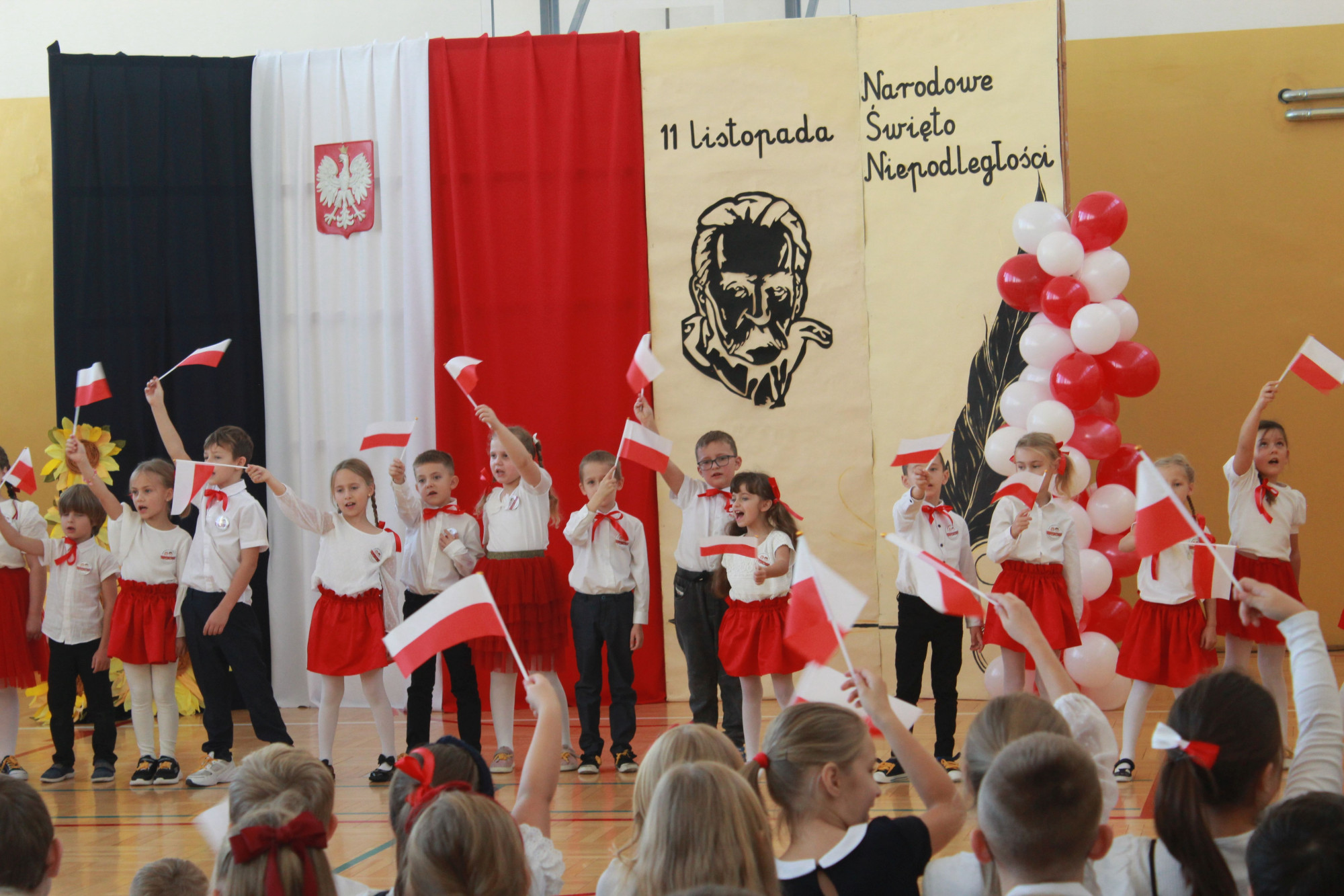 Patriotyczne uroczystości w sali gimastycznej MZS nr 5.