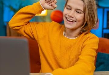 Chłopak przy komputerze