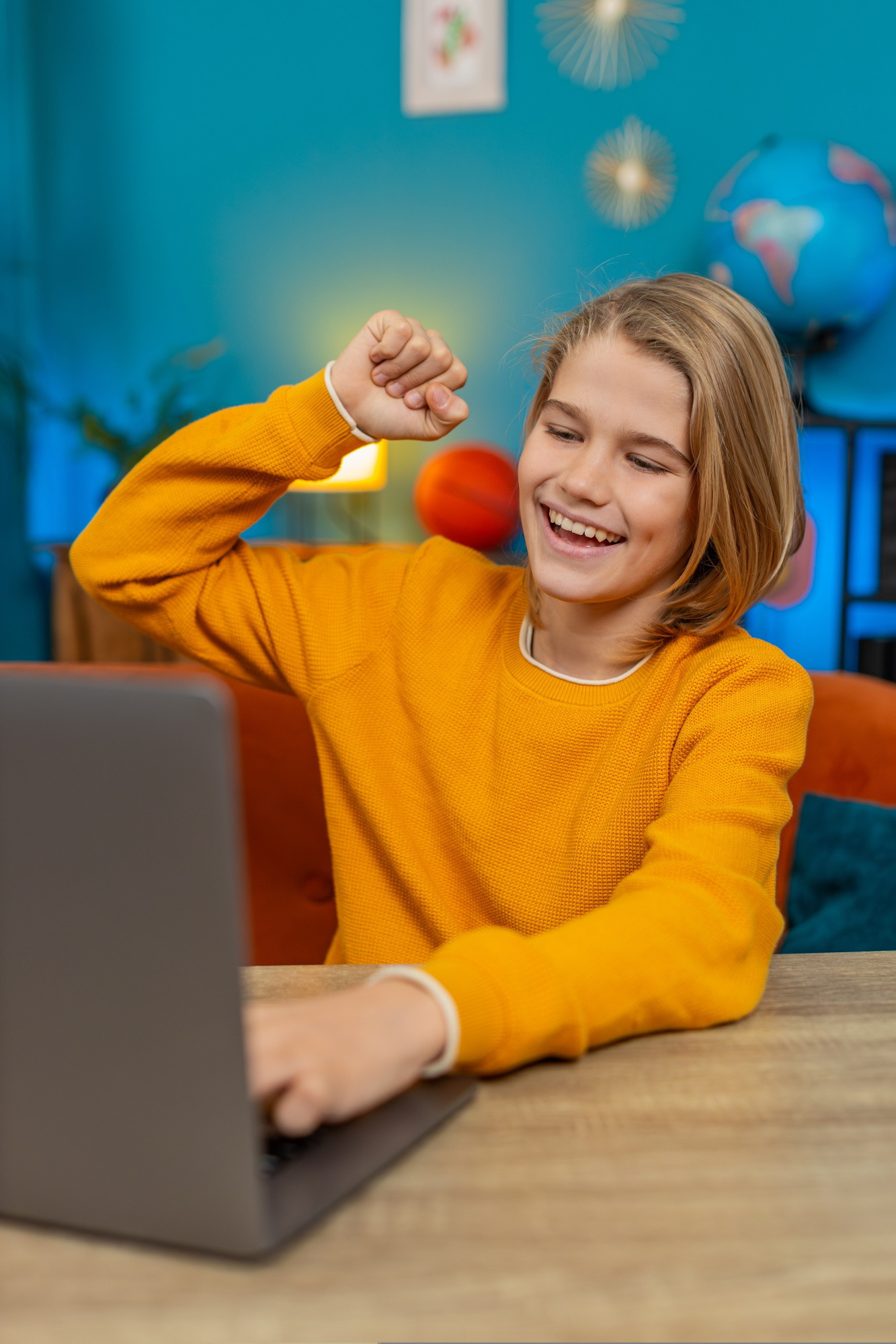 Chłopak przy komputerze