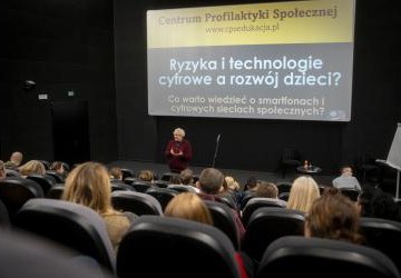 Uczestnicy konferencji na sali kinowej.