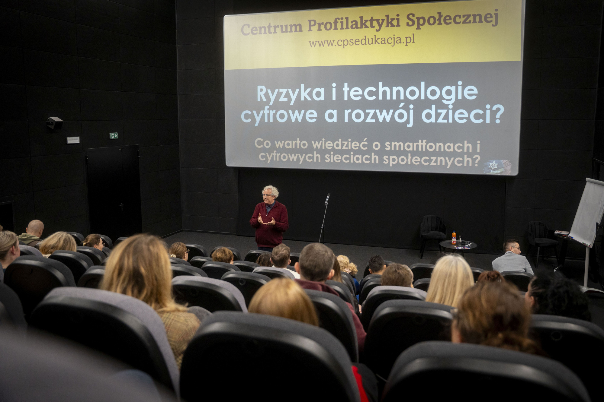 Uczestnicy konferencji na sali kinowej.