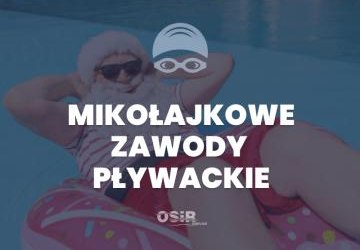 Osoba w czapce mikołaja na basenie i napis: Mikołajkowe zawody pływackie.