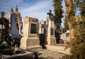 Historyczne grobowce po renowacji