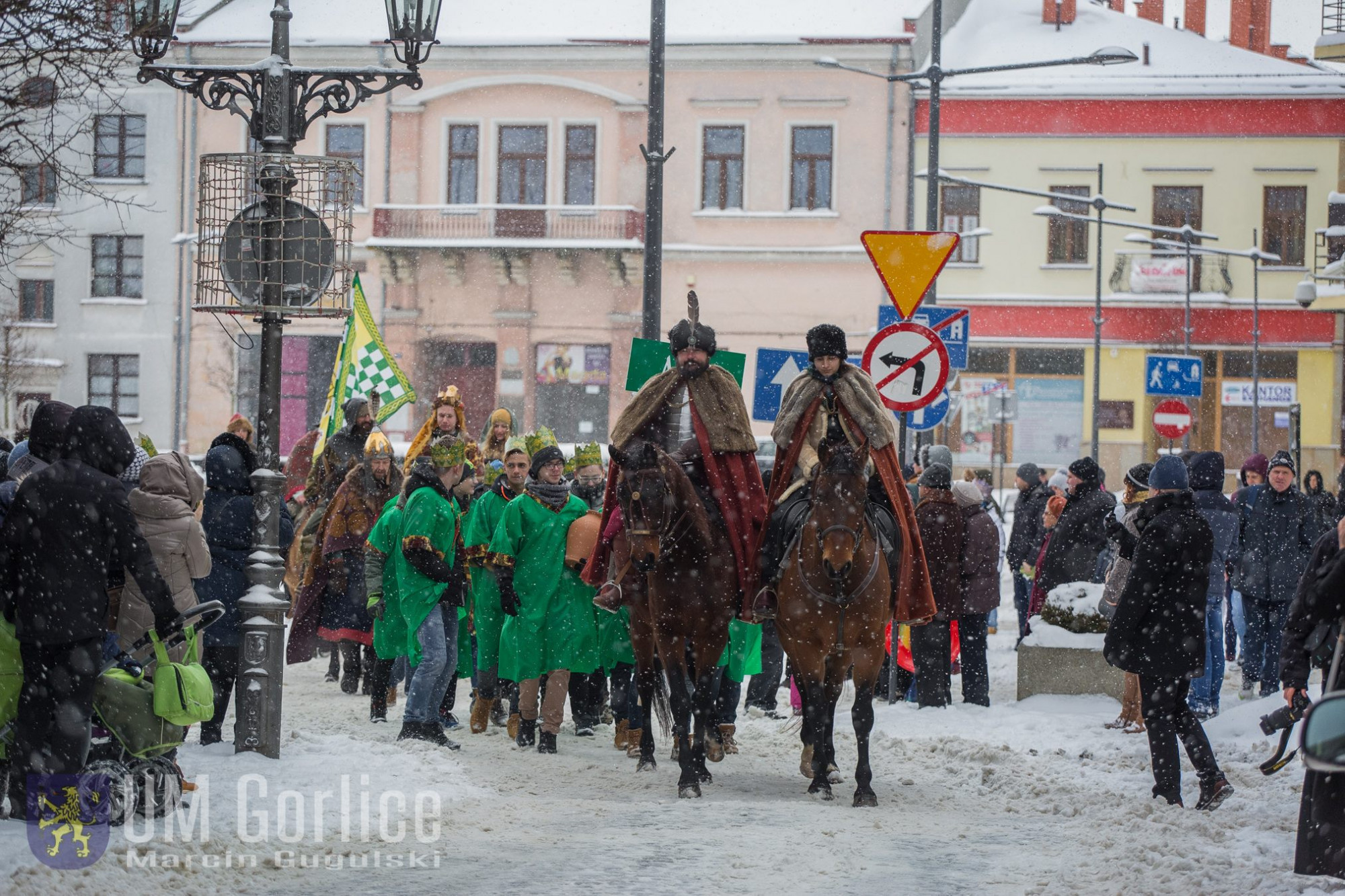 Orszak idący ulicami Gorlic.
