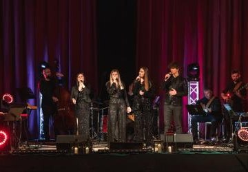 Zdjęcie zespołu Teleo na scenie.