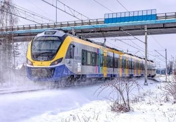 Pociąg z scenerii zimowej.