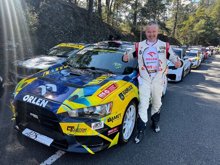 Maciej Serafin stoi przy aucie.