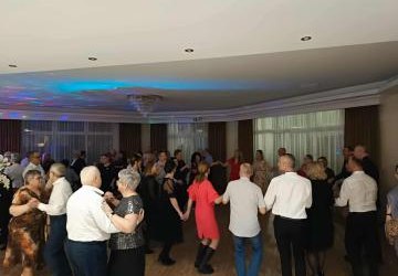 Uczestnicy zabawy karnawałowej Osiedla Młodych podczas tańca