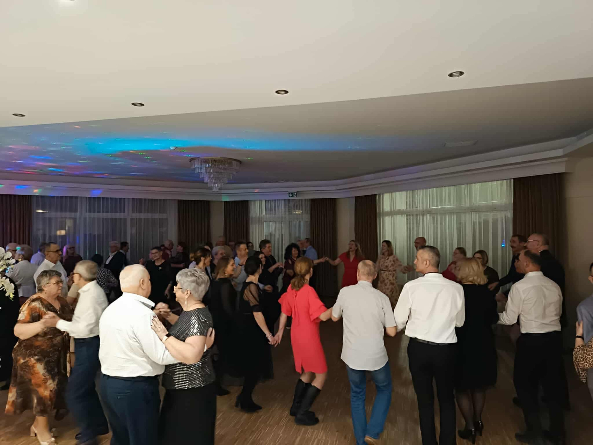 Uczestnicy zabawy karnawałowej Osiedla Młodych podczas tańca