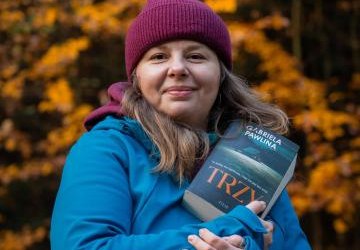 Autorka z książką.