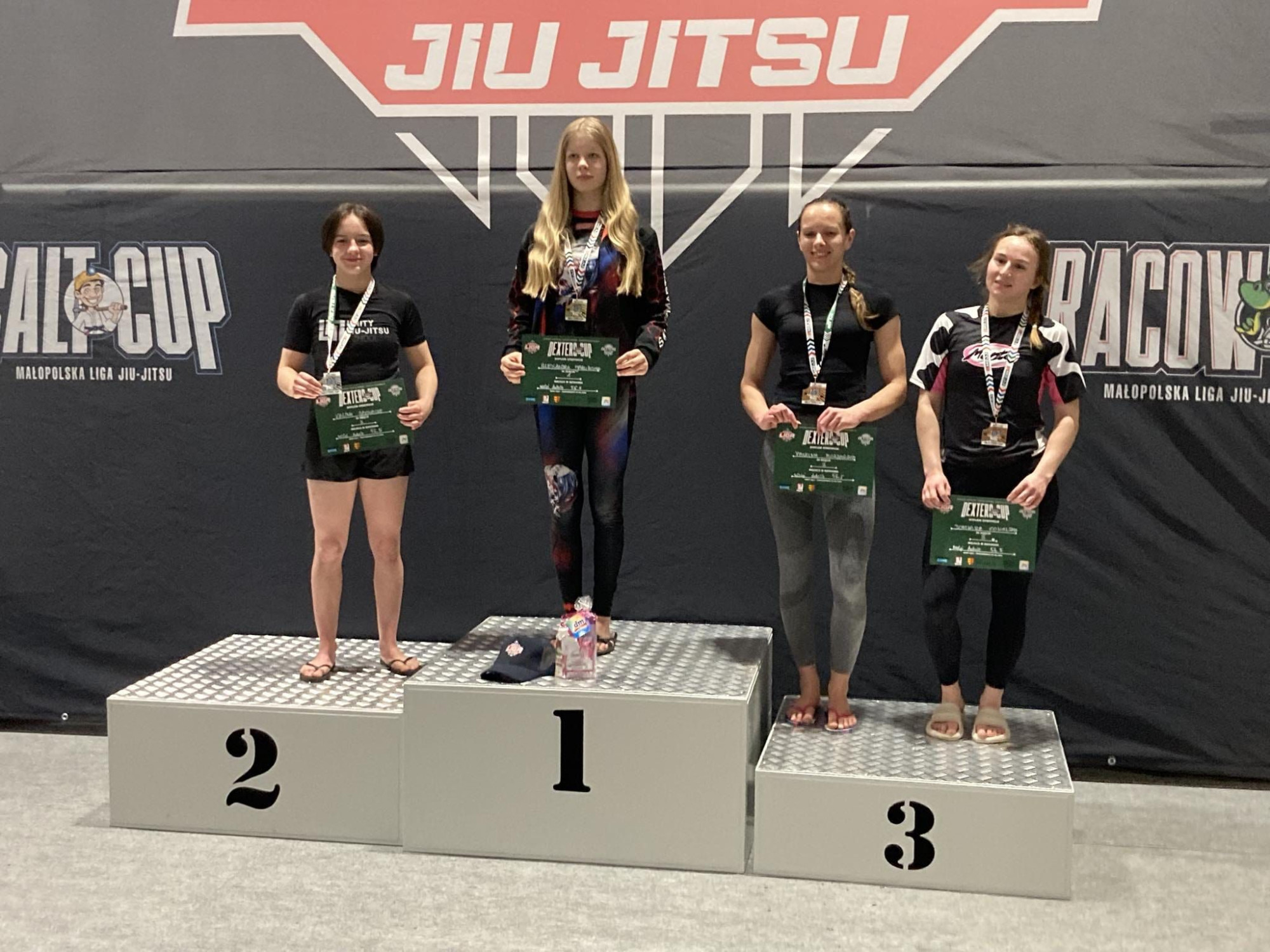 Zawodnicy na podium.