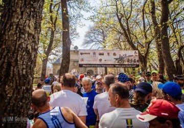 Zawodnicy na starcie biegu.