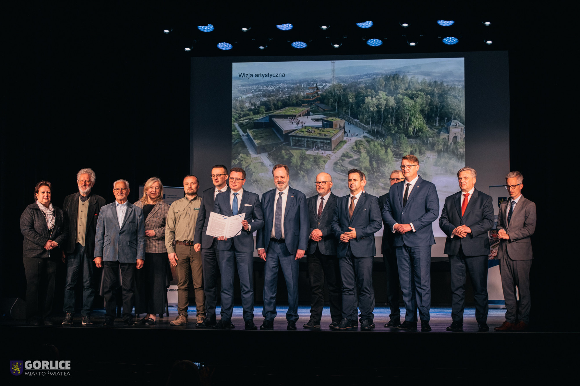 uczestnicy konferencji na scenie