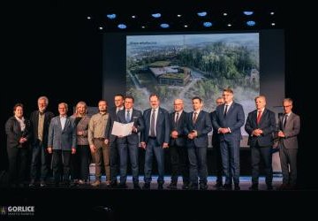 uczestnicy konferencji na scenie