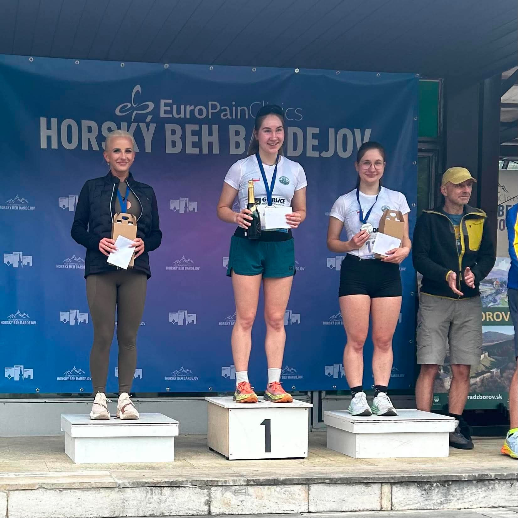 Zawodniczki na podium.