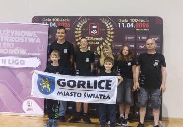 Zawodnicy Klubu Kornuty z flagą.