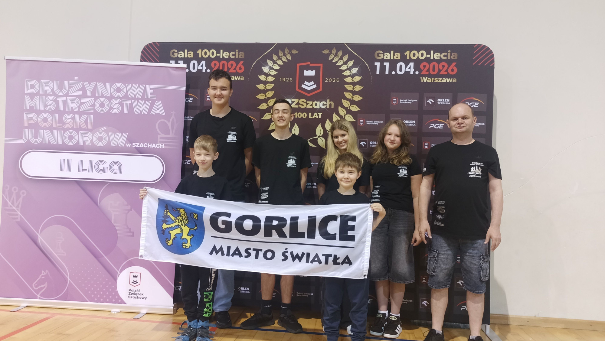 Zawodnicy Klubu Kornuty z flagą.