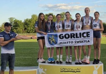 Zawodnicy na podium.