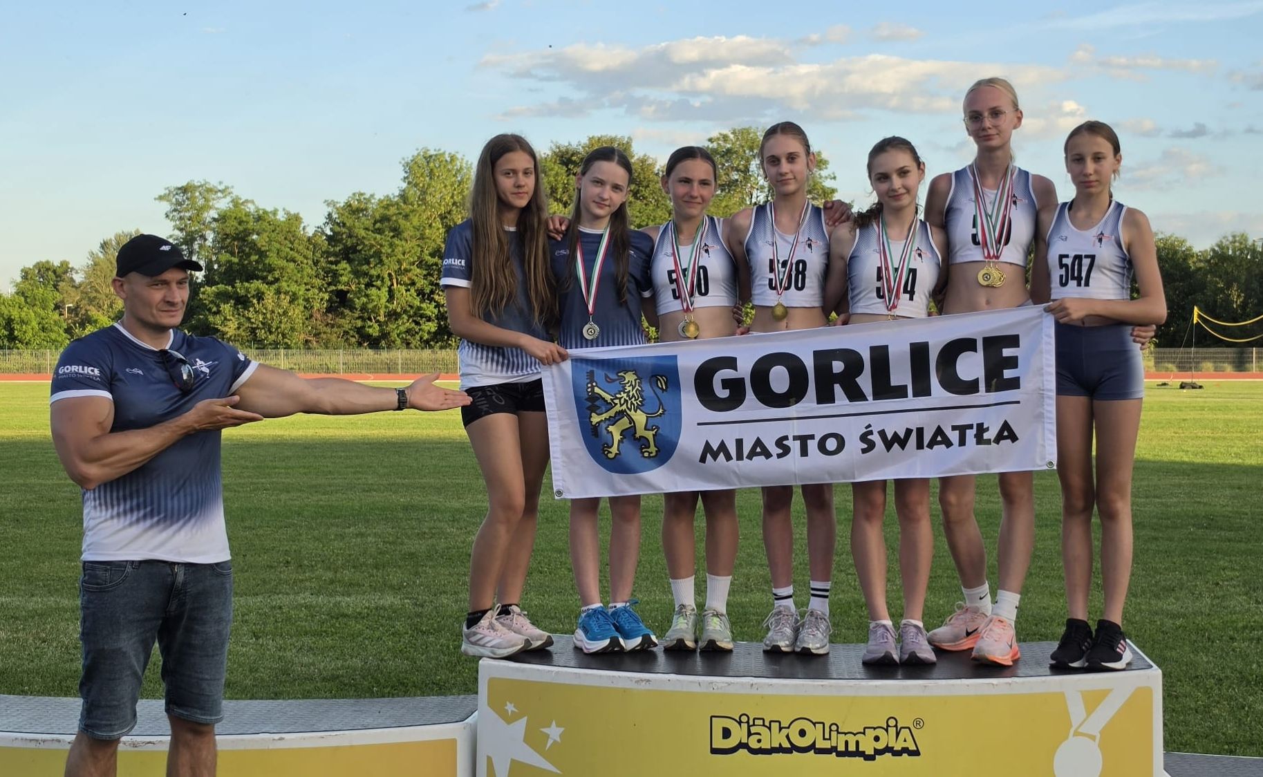 Zawodnicy na podium.