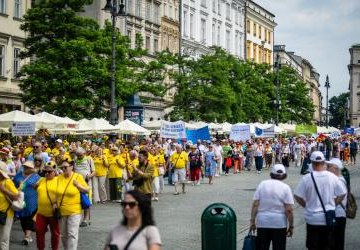 Przemarsz seniorów na krakowskim Rynku.