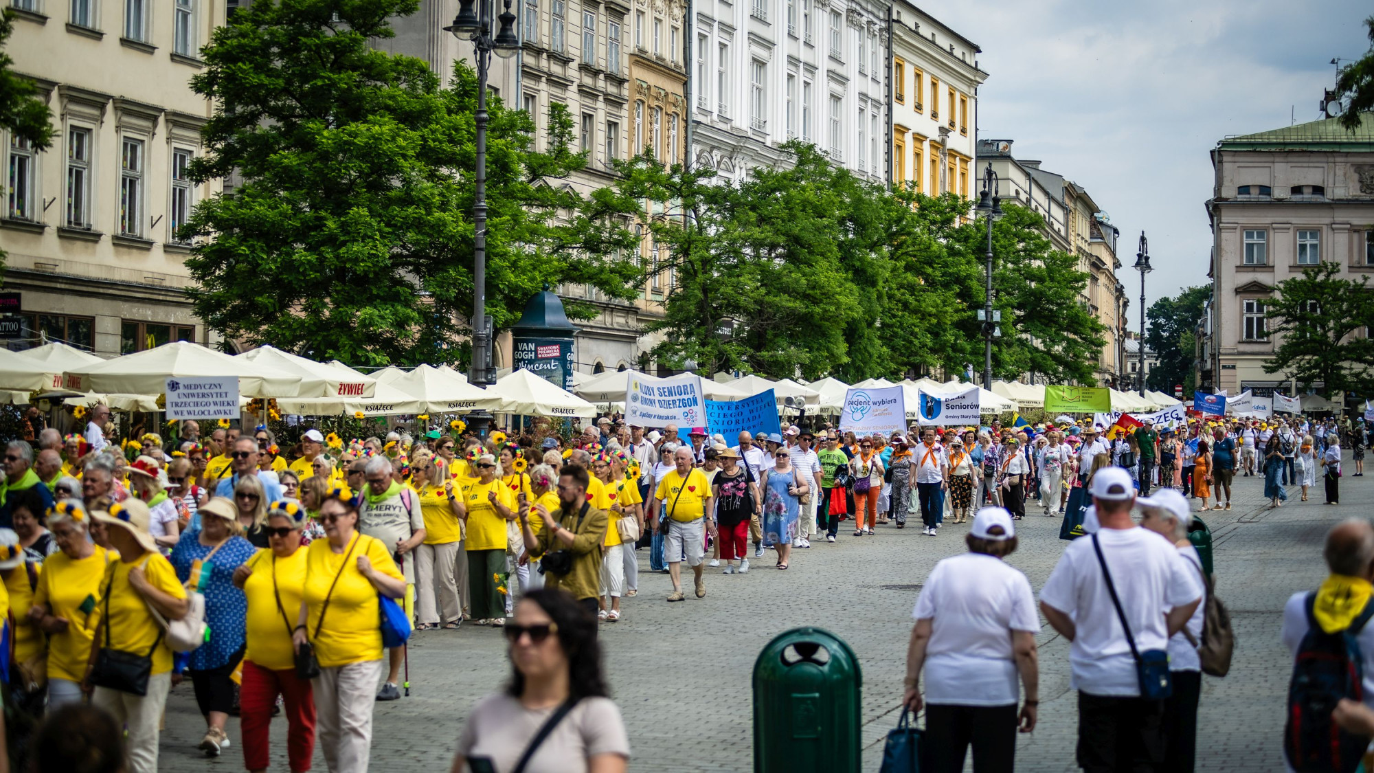 Przemarsz seniorów na krakowskim Rynku.