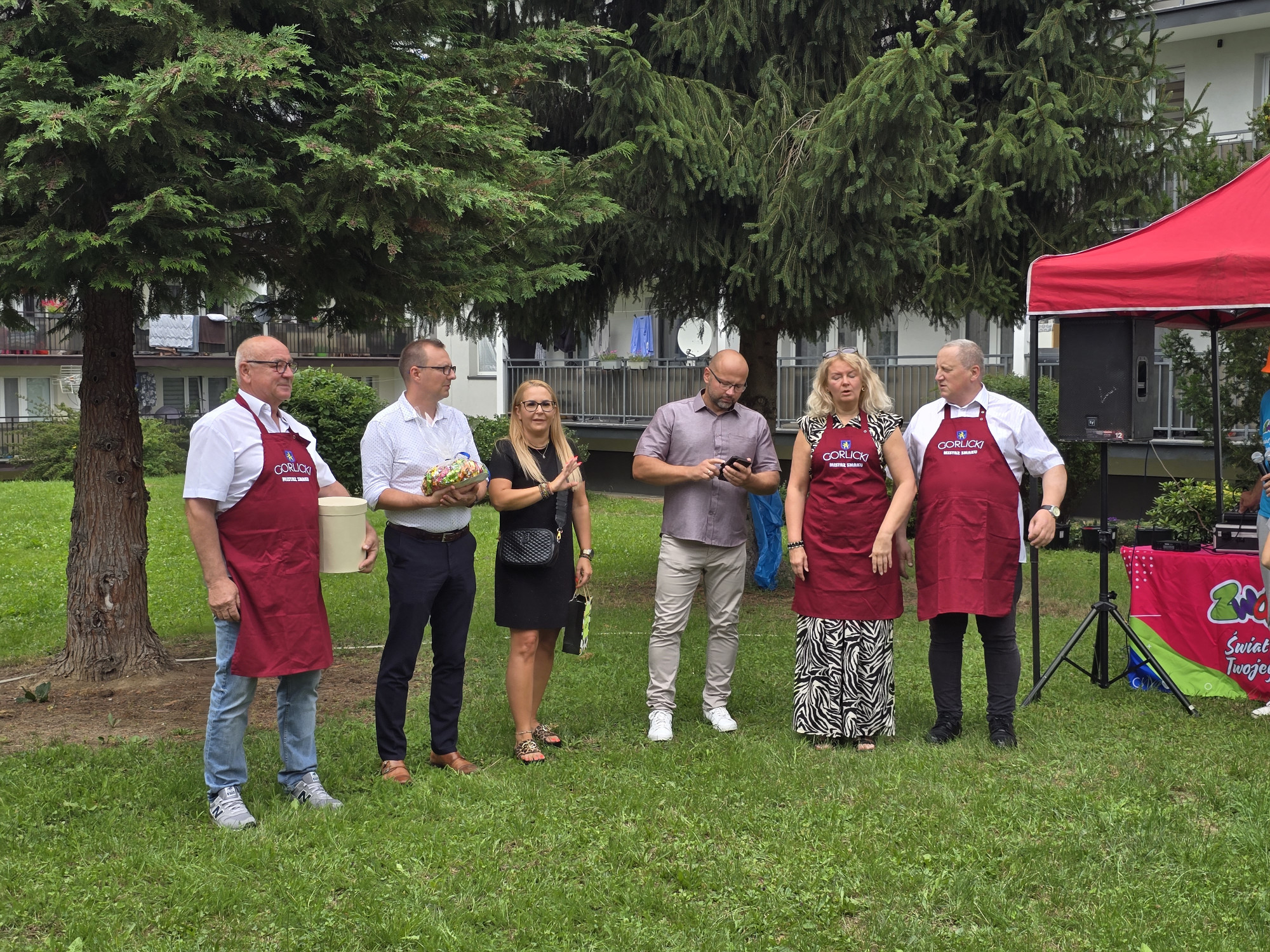 Goście na pikniku rodzinnym na osiedlu 