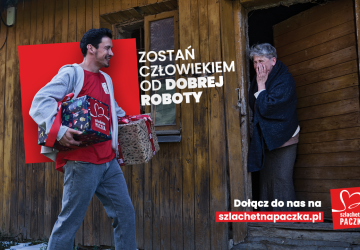 Wolontariusz dostarcza paczkę do samotnej kobiety.