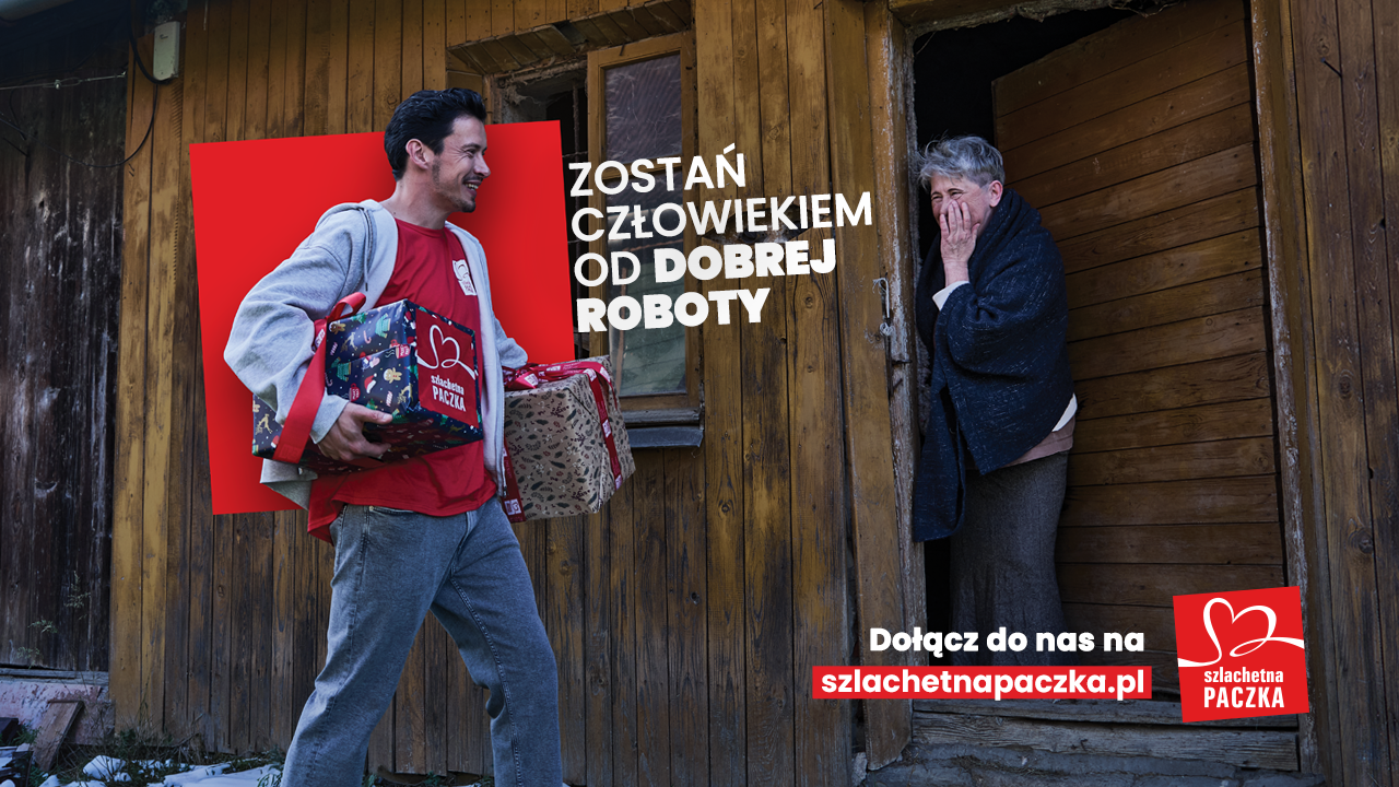 Wolontariusz dostarcza paczkę do samotnej kobiety.