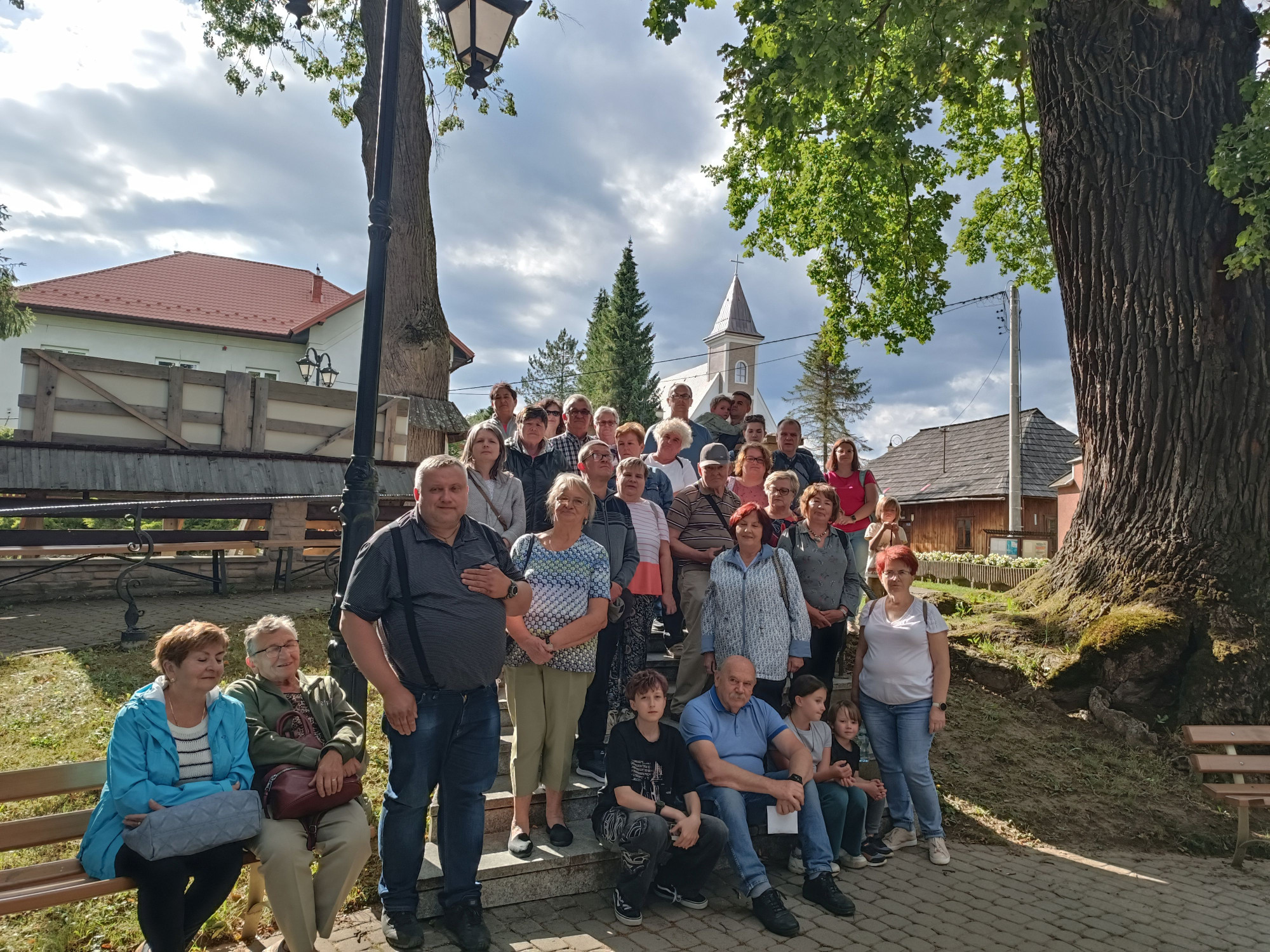 Zdjęcie grupowe uczestników wycieczki w Swięcanach.