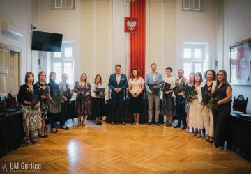 Burmistrz wręczył awanse zawodowe dla nauczycieli