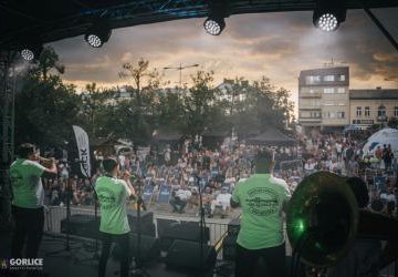 Występ zespołu z Serbii na scenie.