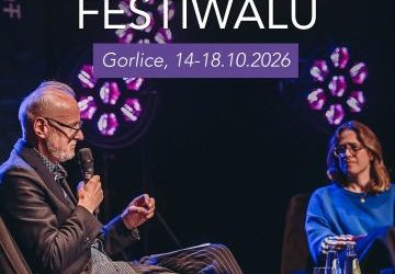 Gość festiwalu przemawia
