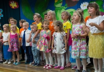 Calineczka na Dzień Rodziny - Wesołe Skrzaty zamieniają się w krainę baśni