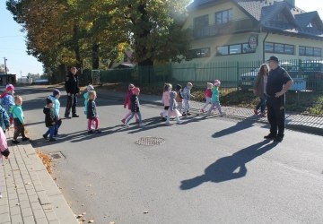 Przedstawiciele służb mundurowych u Skrzatów