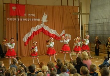 Tak kochamy Polskę  – odsłonięcie tablicy pamiątkowej w MZS 3 w Gorlicach