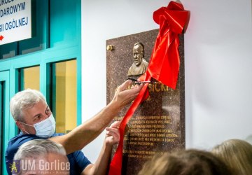 Odsłonięto tablicę poświęconą Janowi Rybickiemu – dyrektorowi szpitala w Gorlicach