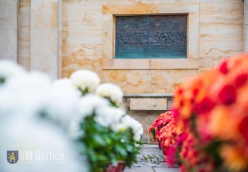 Rynek ozdobiła biało-czerwona kompozycja z kwiatów!