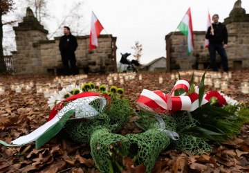 Zapalili 300 zniczy na Pustkach