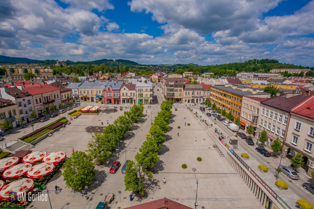 Widok na rynek z wieży ratuszowej.